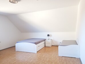 2 Schlafzimmer, Schreibtisch, Bügeleisen/Bügelbrett, kostenloses WLAN