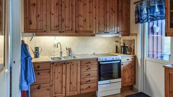 Kylskåp, ugn, spishäll och kaffe- och tebryggare