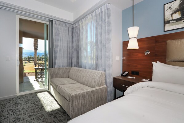 Caja de seguridad en la habitación y tabla de planchar con plancha 