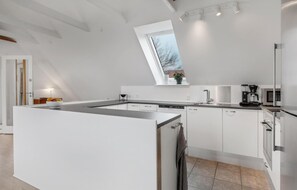 Fridge, stovetop, dishwasher, coffee/tea maker - 3 bedroom stunning apartment in Hasle (Hasle)