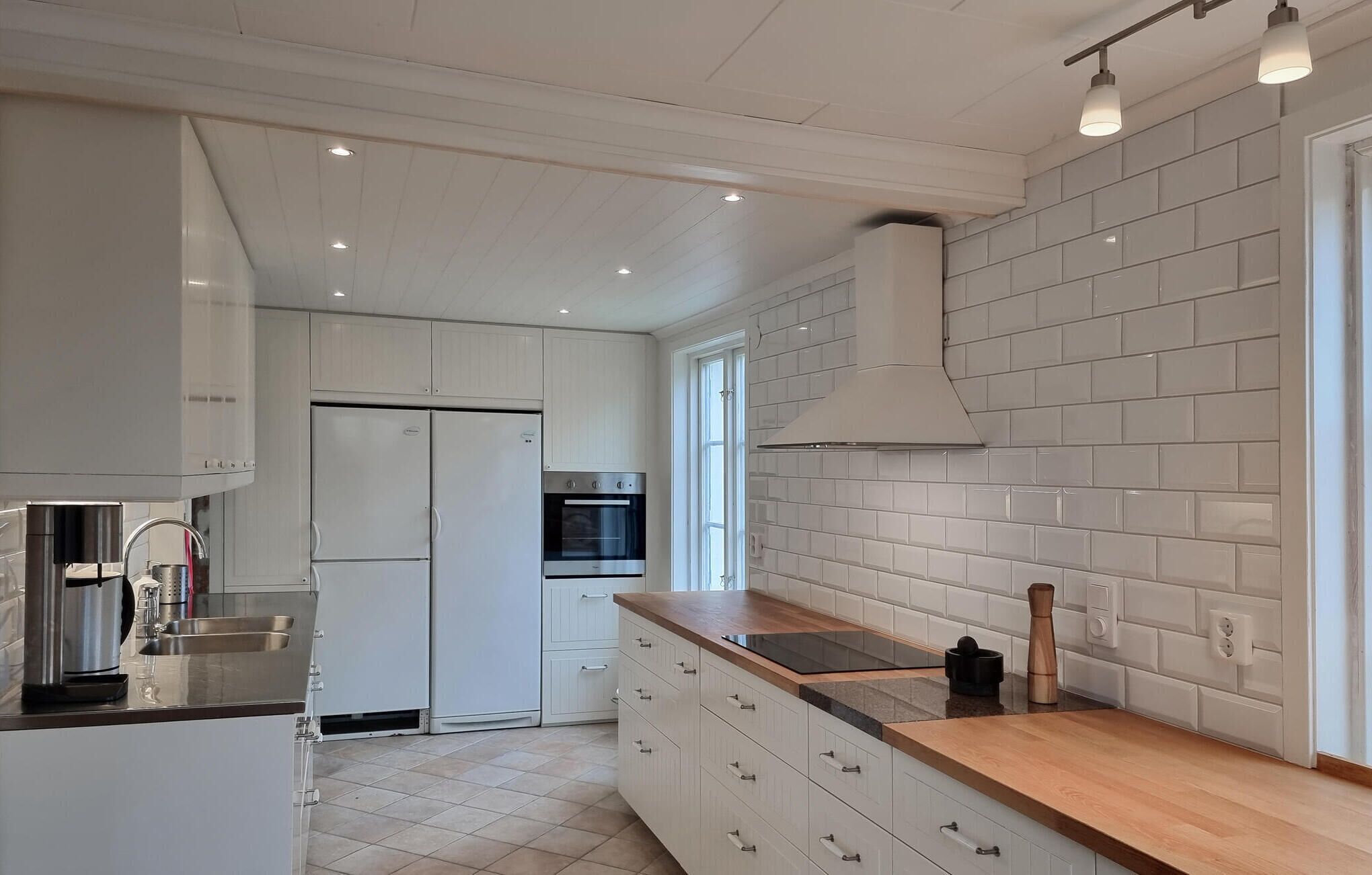 Fridge, dishwasher, coffee/tea maker