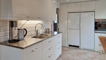 Kylskåp, diskmaskin och kaffe- och tebryggare