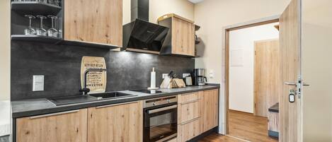 Kühlschrank, Herdplatte, Wasserkocher mit Kaffee-/Teezubehör