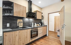 Kjøleskap, kokeplater og kaffetrakter/tekoker