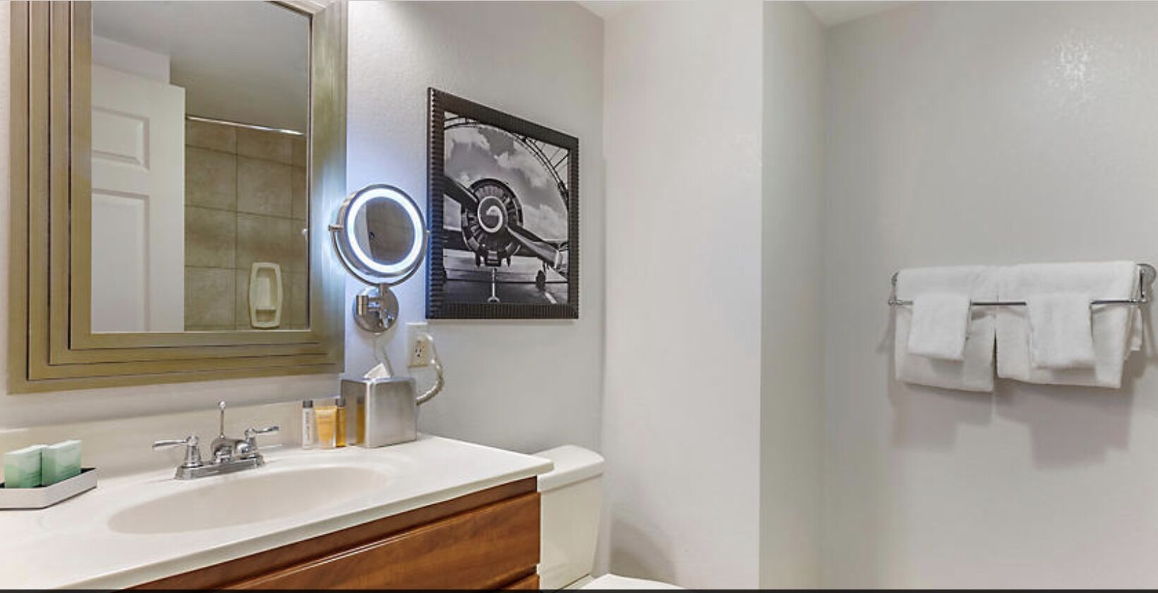 🏈 Super Bowl Suite sleeps 4, NO RESORT FEE. Kitchen and living area w/ Laundry.