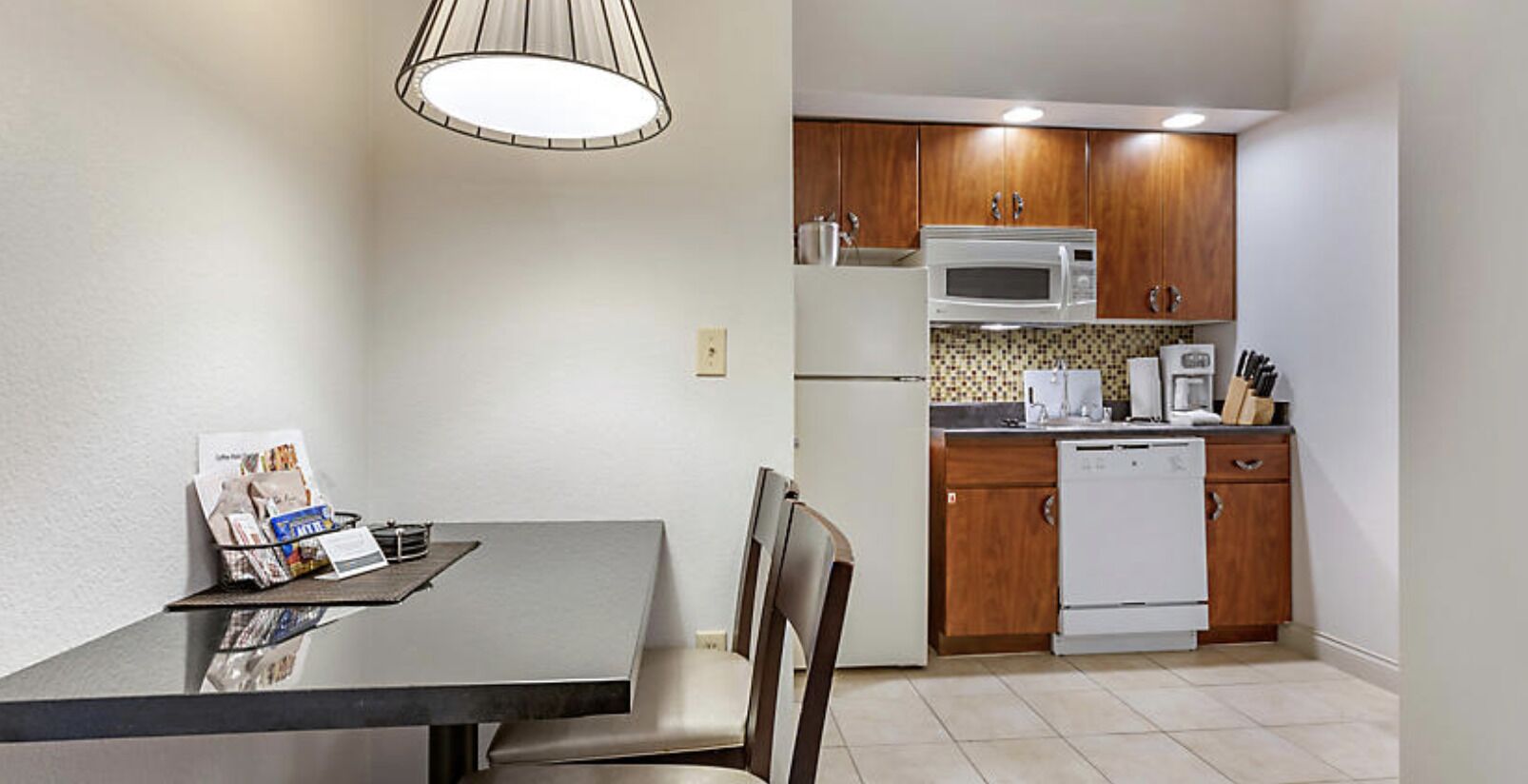 🏈 Super Bowl Suite sleeps 4, NO RESORT FEE. Kitchen and living area w/ Laundry.