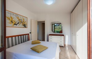 2 bedrooms, travel cot, free WiFi