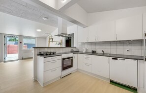 Jääkaappi, liesi, astianpesukone, kahvin-/teenkeitin