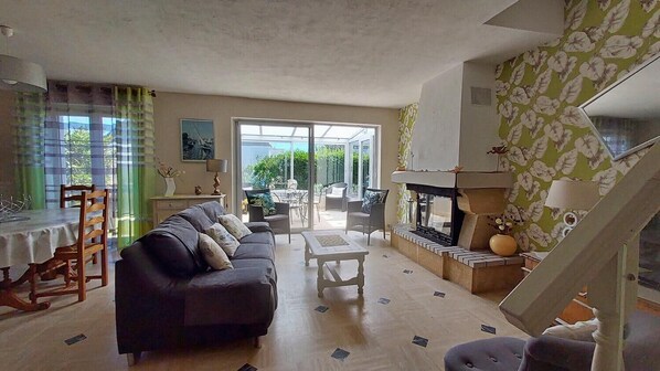 Televisión y chimenea 