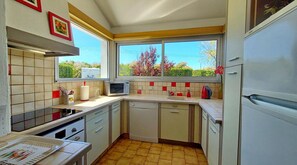 Refrigerador, microondas, horno y parrilla de estufa 