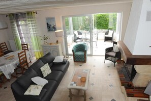 Televisión y chimenea 