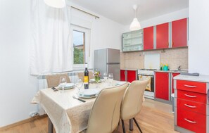 Kylskåp, ugn, spishäll och kaffe- och tebryggare