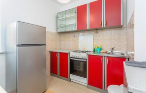 Réfrigérateur, four, plaque de cuisson, cafetière/bouilloire