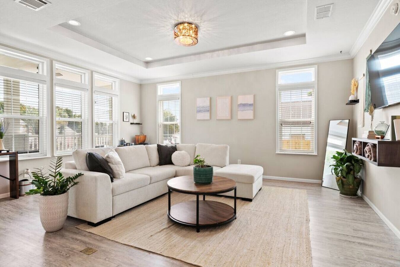 Heated Pool & Hot Tub! 5 Mins to Downtown & The Palm Beaches! Grill & Firepit!