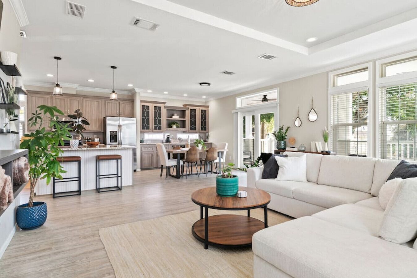 Heated Pool & Hot Tub! 5 Mins to Downtown & The Palm Beaches! Grill & Firepit!