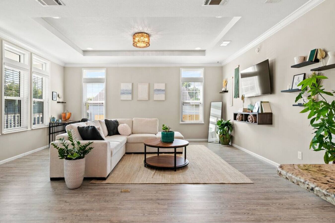 Heated Pool & Hot Tub! 5 Mins to Downtown & The Palm Beaches! Grill & Firepit!