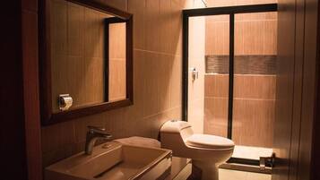 Standard Suite | Bathroom | Shower, towels