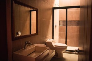 Suite estándar | Baño | Regadera y toallas 
