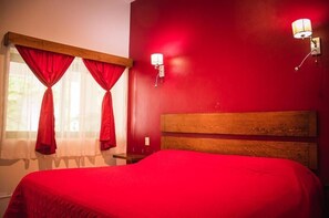 1 habitación, edredón, muebles diferentes y escritorio 