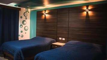 Habitación doble Deluxe | Edredón, muebles diferentes, escritorio y wifi gratis