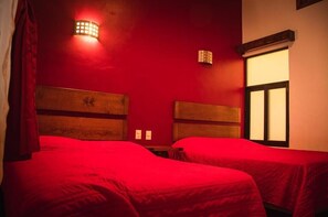 Kamar Double Basic | Selimut bulu angsa dan dilengkapi dengan perabotan berbeda-beda