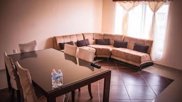 Suite estándar | Edredón, muebles diferentes, escritorio y wifi gratis