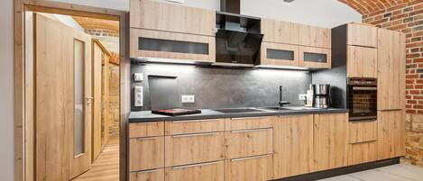 Réfrigérateur, plaque de cuisson, lave-vaisselle, cafetière/bouilloire