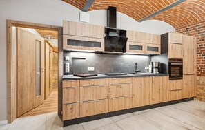 Frigorifero, piano cottura, lavastoviglie, macchina per tè/caffè