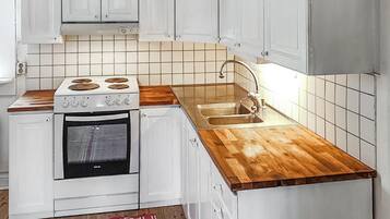 Fridge, oven, stovetop, coffee/tea maker