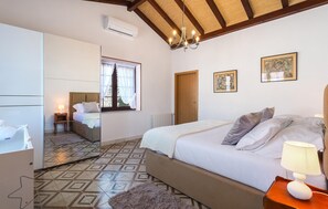4 bedrooms, travel crib, free WiFi, bed sheets
