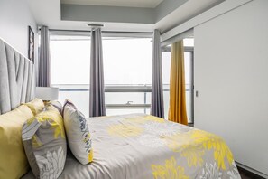 1 chambre, bureau, fer et planche à repasser, lit de bébé portatif