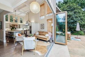 Outdoor dining - Private Resort-Style Oasis in Ross — Pool, Hot Tub, Walk to Town -July Only (Ross)