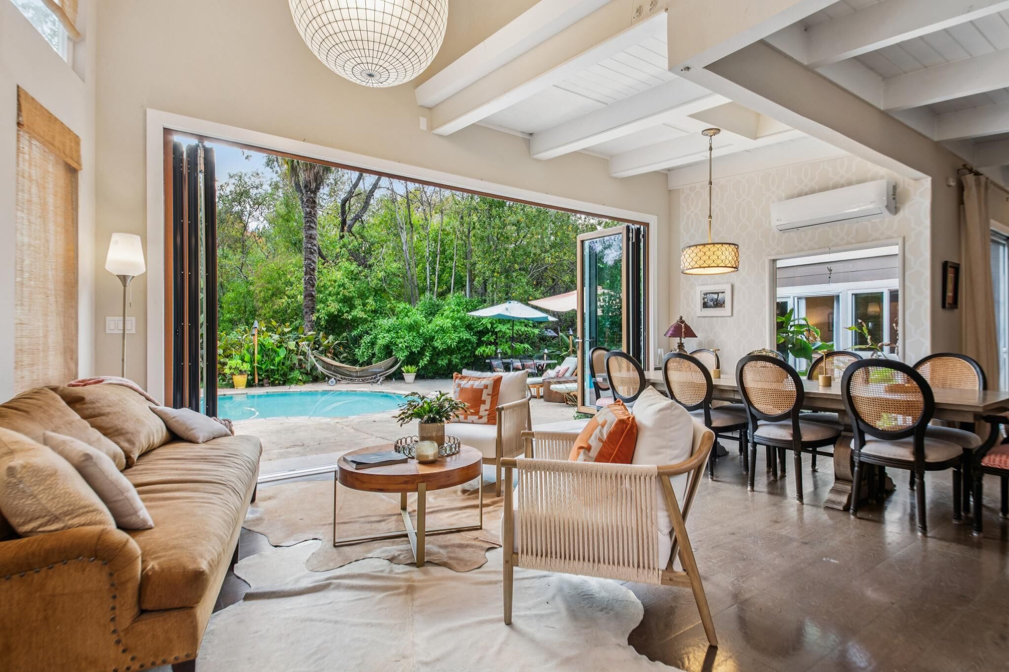 Smart TV, chimenea y impresora 