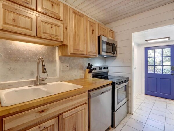 Jääkaappi, mikroaaltouuni, uuni, liesi