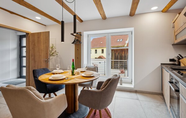 Kjøleskap, kokeplater, oppvaskmaskin og kaffetrakter/tekoker