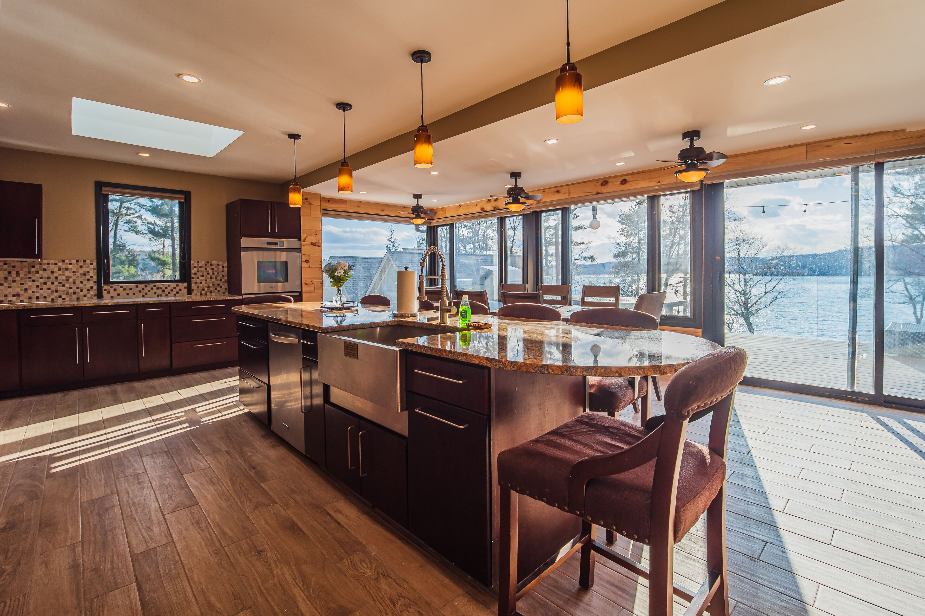 Wally's Hideout- Poconos Lakefront Oasis