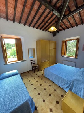 2 habitaciones, tabla de planchar con plancha y cuna de viaje 