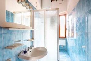 Dusche, Bidet, Handtücher, Seife