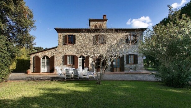A stone building with a garden and outdoor seating. - Maison Antoinette - Lavender (Toscana)