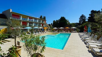 Een seizoensgebonden buitenzwembad, parasols voor strand/zwembad