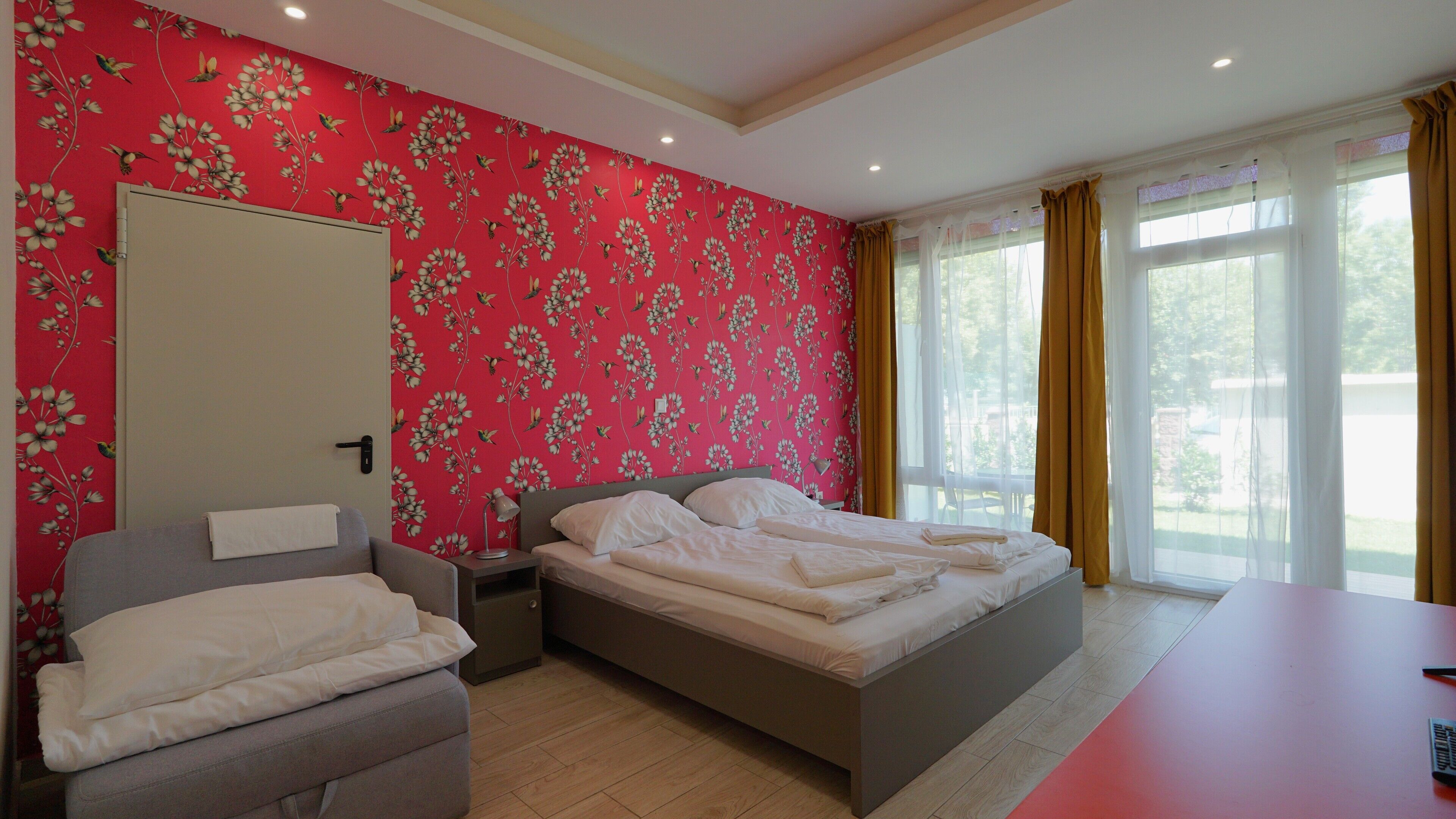 Tremannsrom – comfort | Minibar, safe på rommet, skrivebord og strykejern/-brett