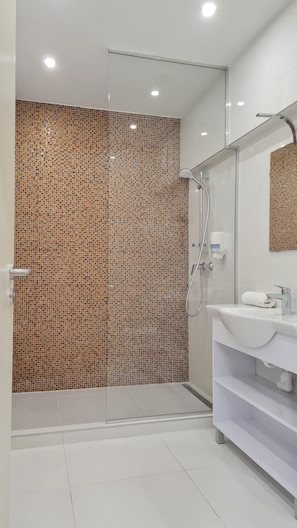 Panoramic Triple Room | Bathroom | Shower, hair dryer, towels, soap