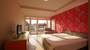 Minibar, caja de seguridad en la habitación y escritorio 