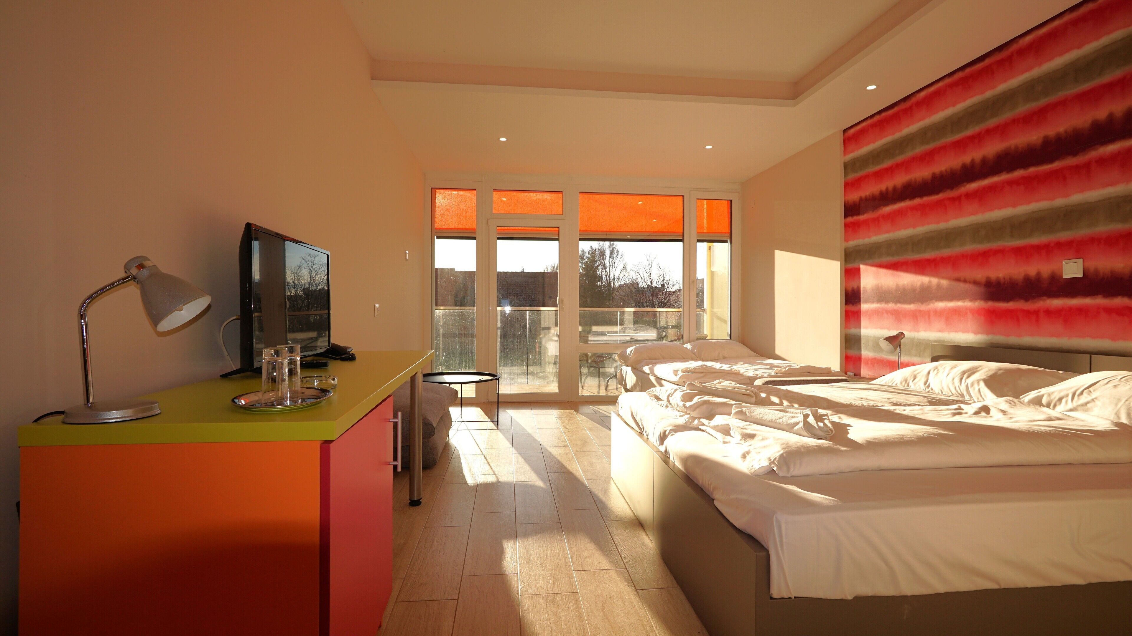 Panorama vierpersoonskamer | Een minibar, een kluis op de kamer, een bureau