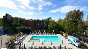 Piscine extérieure (ouverte en saison), parasols de plage