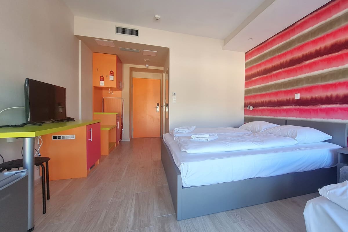 Comfort vierpersoonskamer | Een minibar, een kluis op de kamer, een bureau