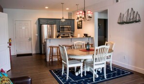 Dining - One Bedroom Lakeside, Luxury Condo, Branson, Missouri 3331061 (Branson)