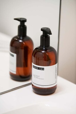 Douche, sèche-cheveux, serviettes fournies