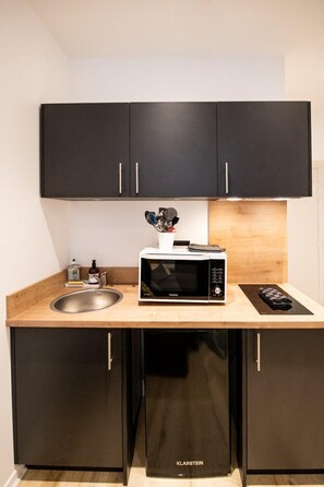 Fridge, microwave, oven, coffee/tea maker