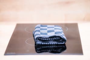 Tabla de planchar con plancha, wifi gratis y ropa de cama 